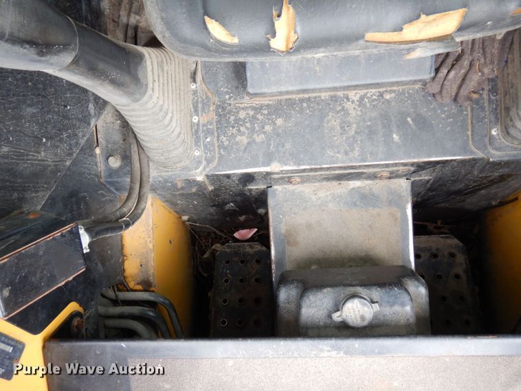 image for item DR0540 2000 John Deere 250  skid steer loader