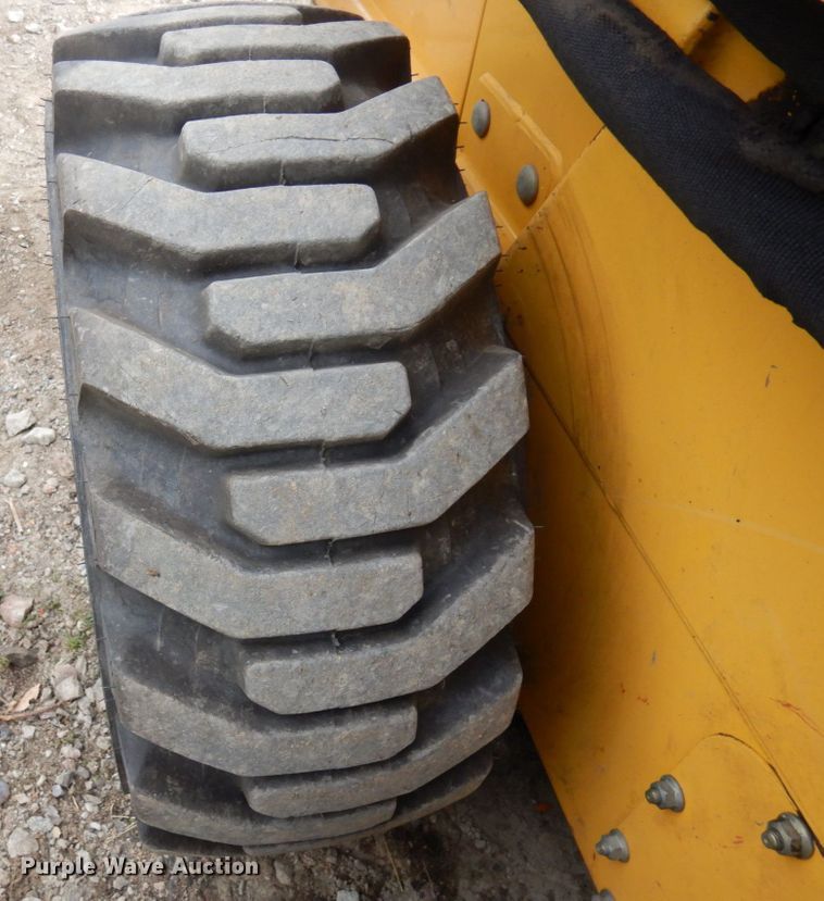 image for item DR0540 2000 John Deere 250  skid steer loader