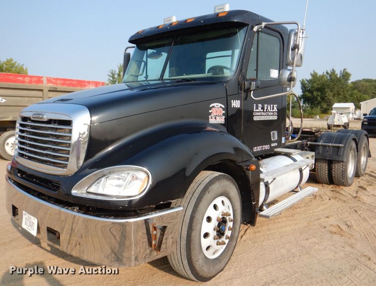 image for item DS8204 2006 Freightliner Columbia  semi truck