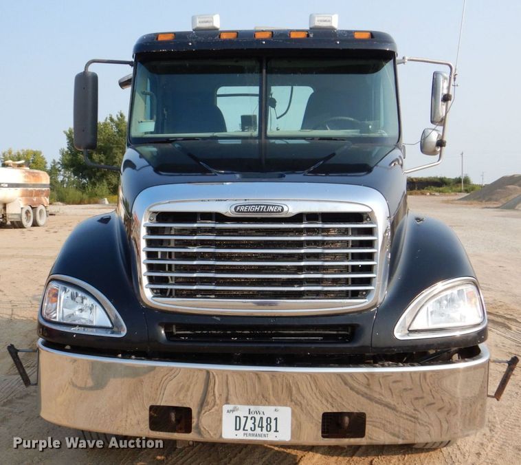 image for item DS8204 2006 Freightliner Columbia  semi truck