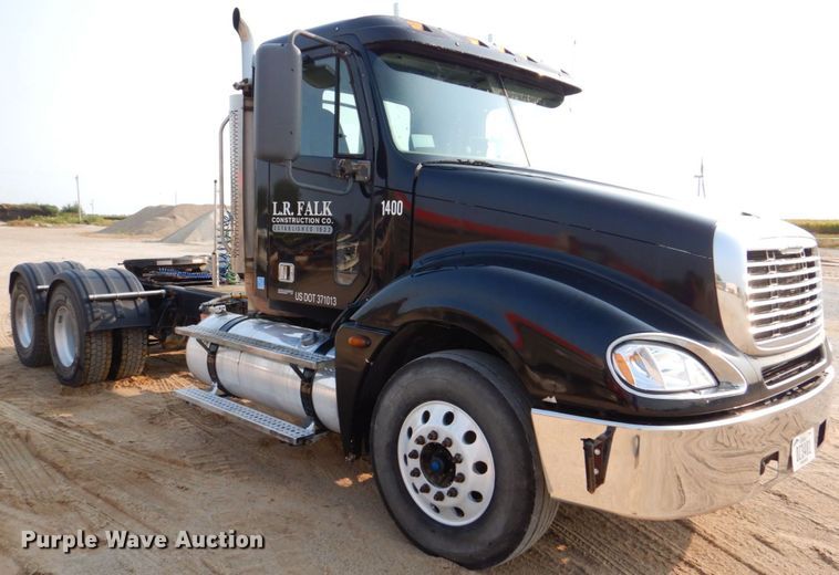 image for item DS8204 2006 Freightliner Columbia  semi truck