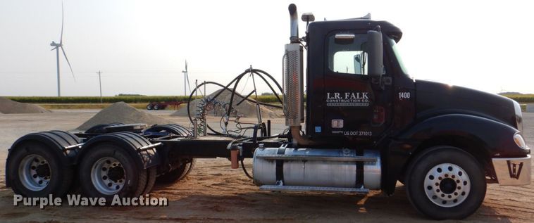 image for item DS8204 2006 Freightliner Columbia  semi truck