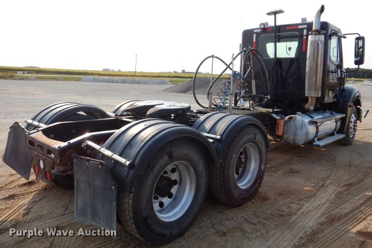 image for item DS8204 2006 Freightliner Columbia  semi truck