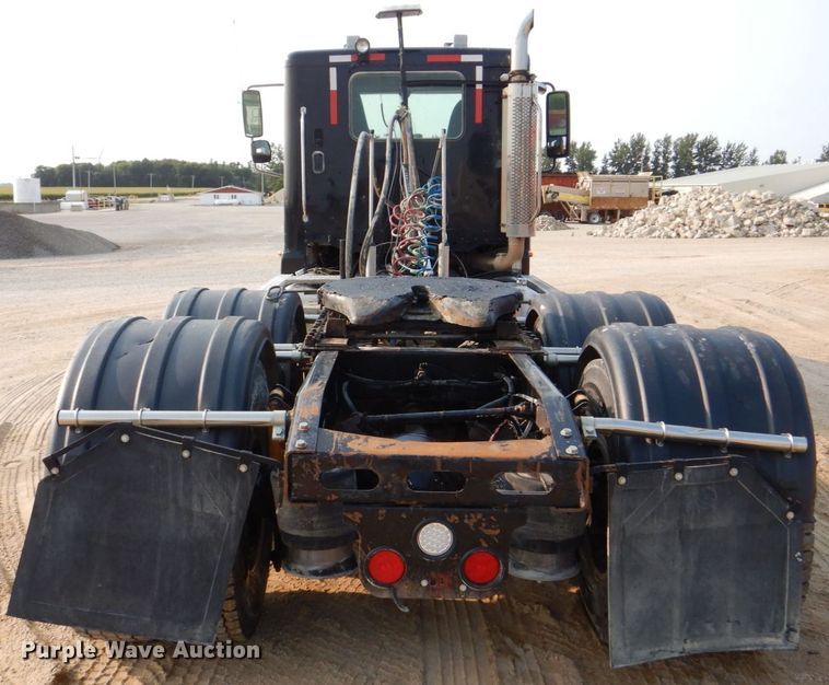 image for item DS8204 2006 Freightliner Columbia  semi truck