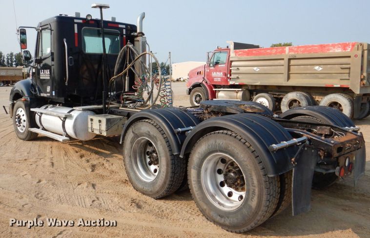 image for item DS8204 2006 Freightliner Columbia  semi truck