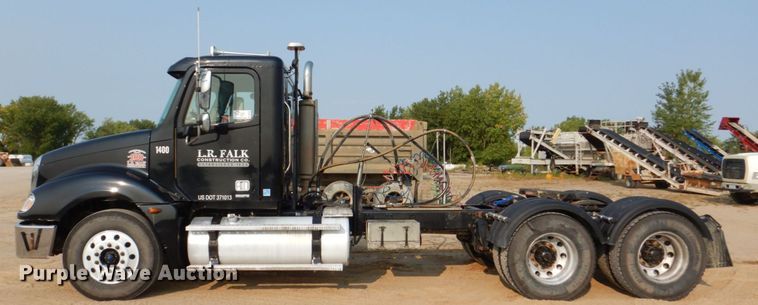 image for item DS8204 2006 Freightliner Columbia  semi truck