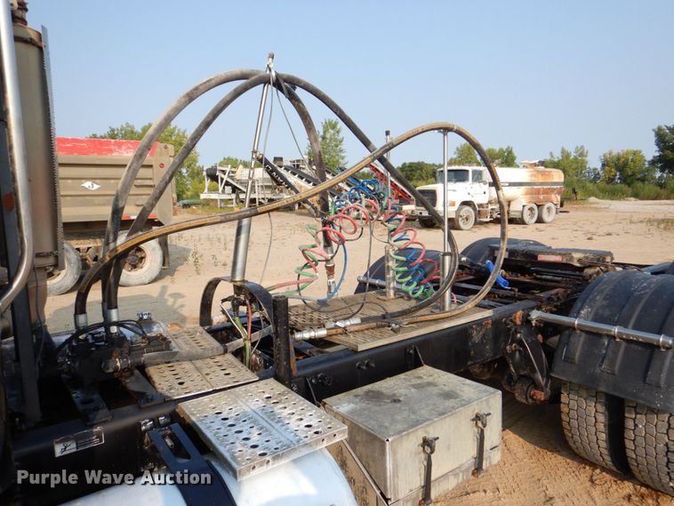 image for item DS8204 2006 Freightliner Columbia  semi truck