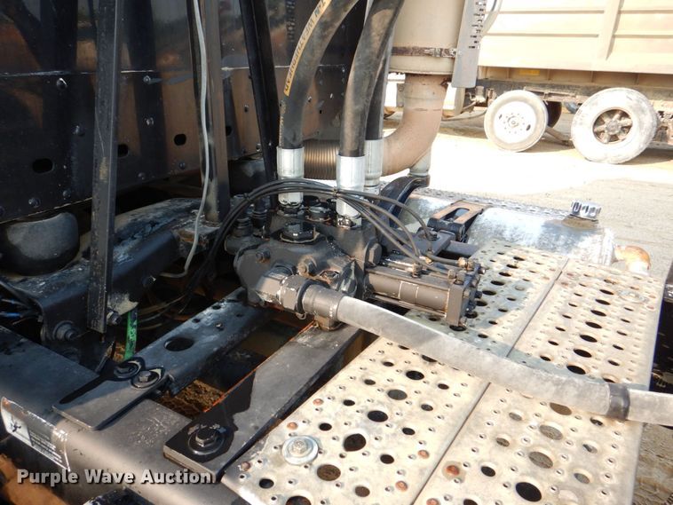 image for item DS8204 2006 Freightliner Columbia  semi truck