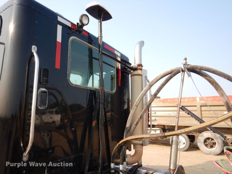 image for item DS8204 2006 Freightliner Columbia  semi truck