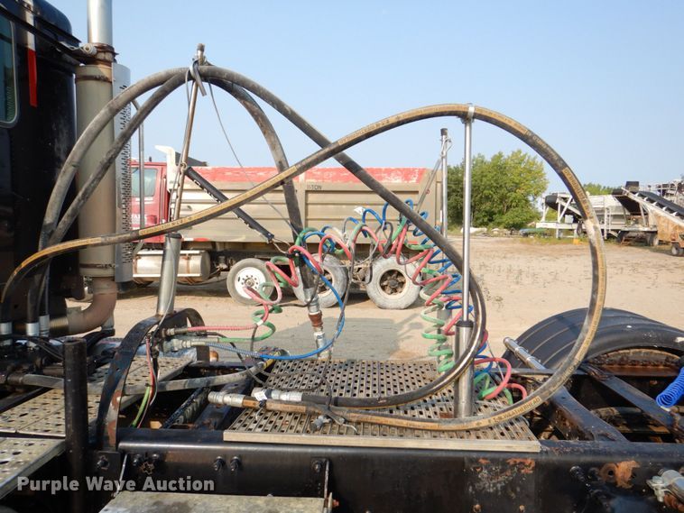 image for item DS8204 2006 Freightliner Columbia  semi truck