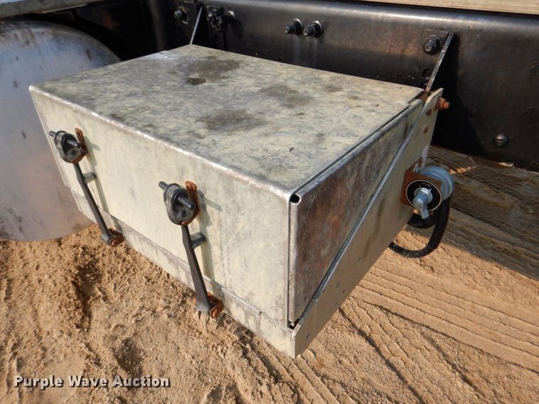 image for item DS8204 2006 Freightliner Columbia  semi truck