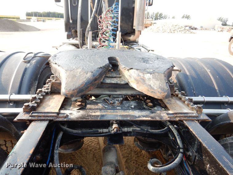 image for item DS8204 2006 Freightliner Columbia  semi truck