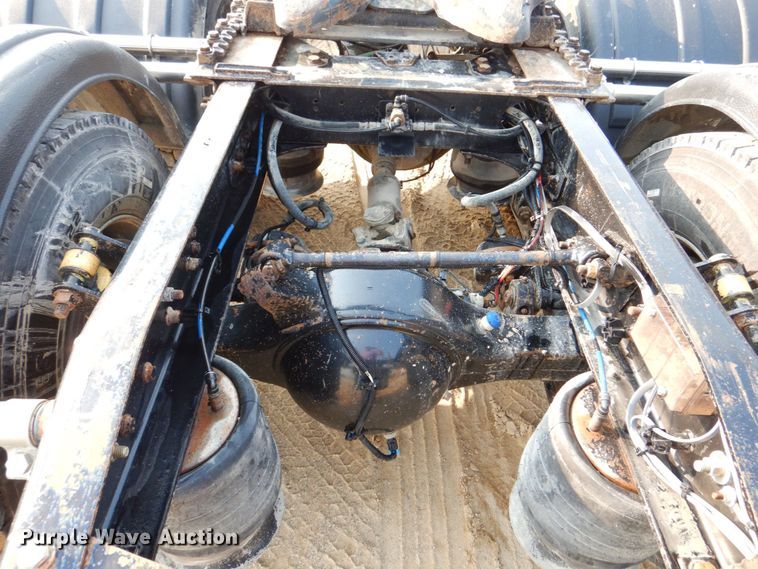 image for item DS8204 2006 Freightliner Columbia  semi truck