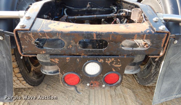 image for item DS8204 2006 Freightliner Columbia  semi truck