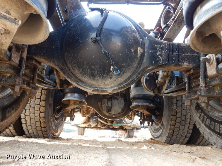 image for item DS8204 2006 Freightliner Columbia  semi truck