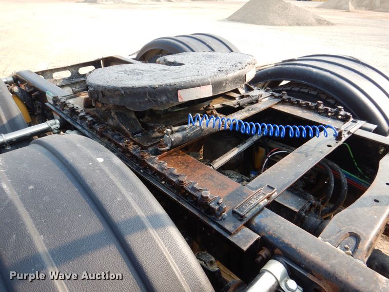 image for item DS8204 2006 Freightliner Columbia  semi truck