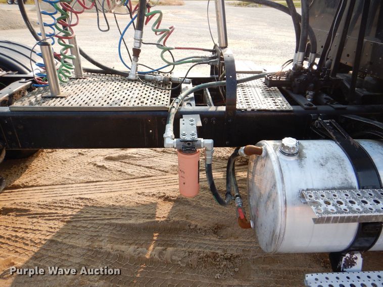 image for item DS8204 2006 Freightliner Columbia  semi truck