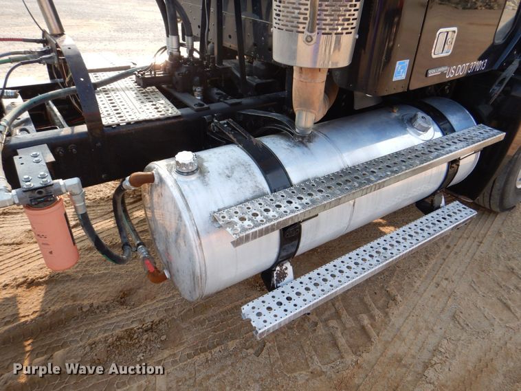 image for item DS8204 2006 Freightliner Columbia  semi truck