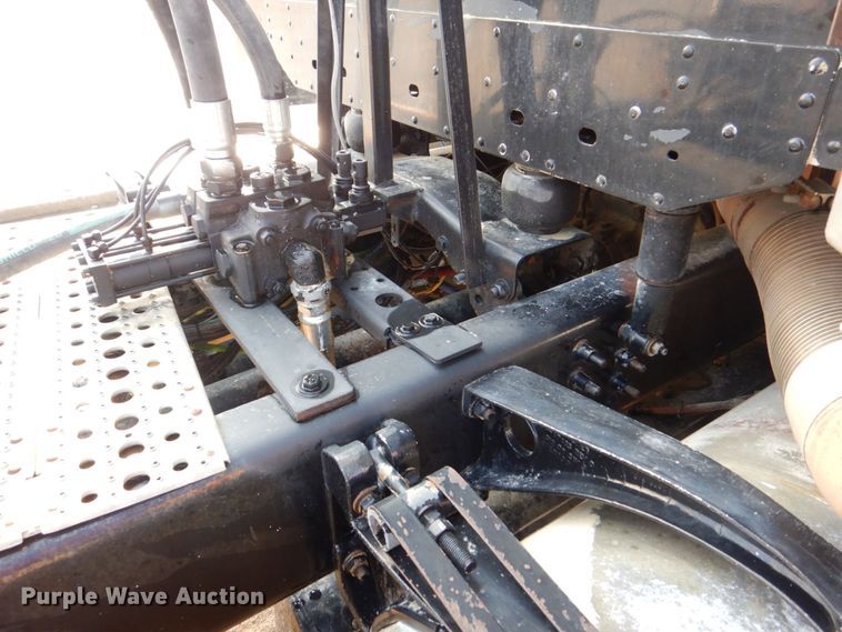 image for item DS8204 2006 Freightliner Columbia  semi truck