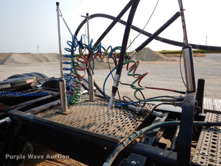 image for item DS8204 2006 Freightliner Columbia  semi truck