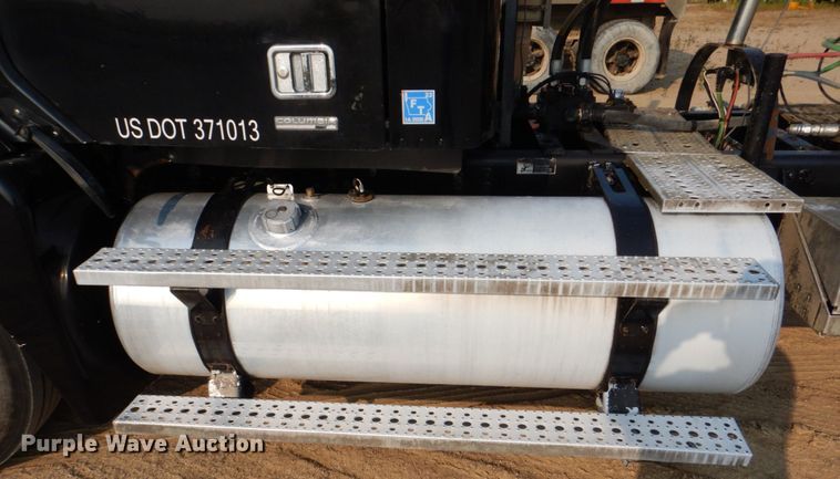 image for item DS8204 2006 Freightliner Columbia  semi truck