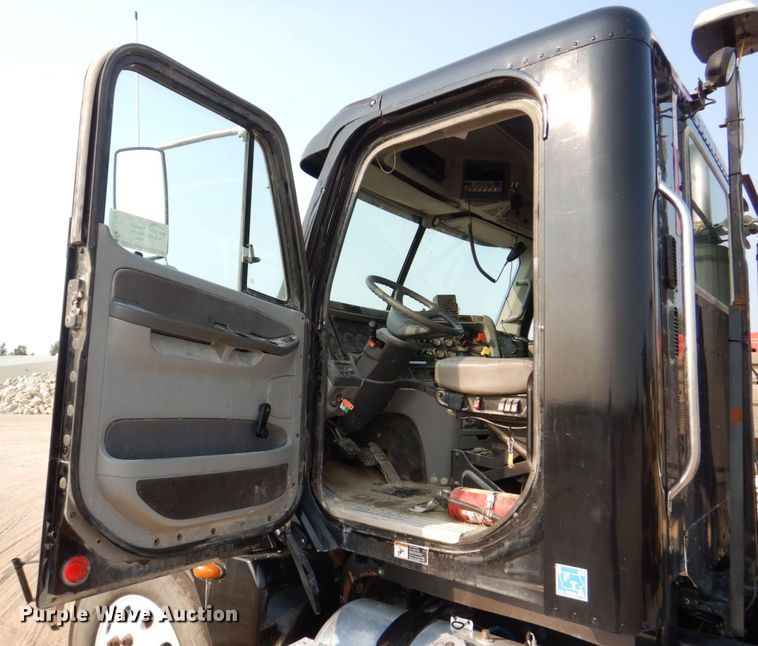 image for item DS8204 2006 Freightliner Columbia  semi truck