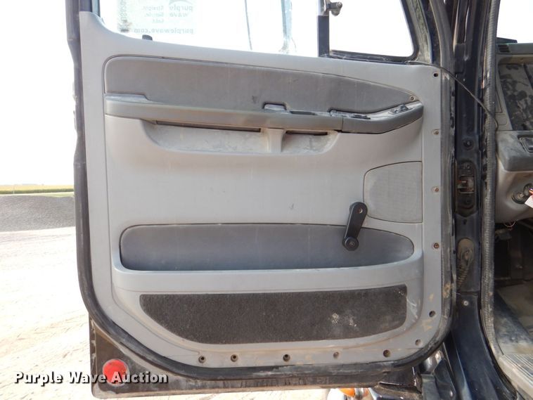 image for item DS8204 2006 Freightliner Columbia  semi truck