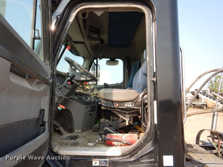 image for item DS8204 2006 Freightliner Columbia  semi truck