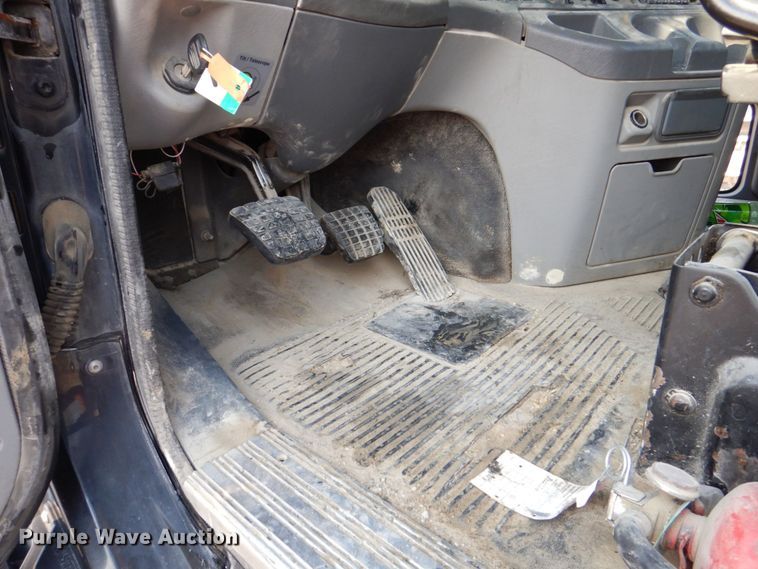 image for item DS8204 2006 Freightliner Columbia  semi truck