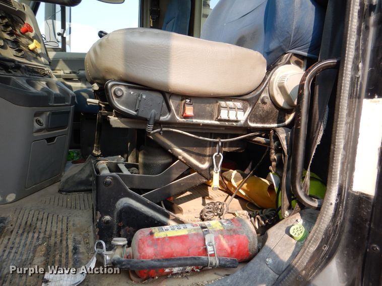 image for item DS8204 2006 Freightliner Columbia  semi truck