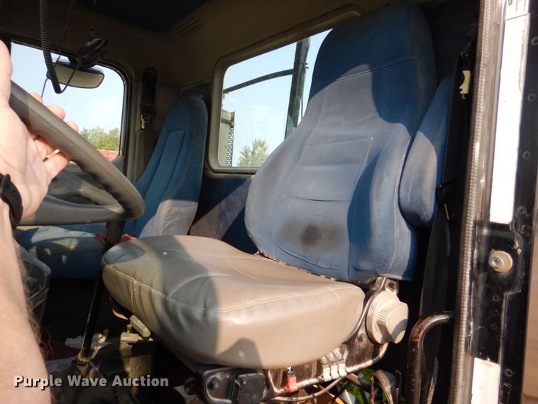 image for item DS8204 2006 Freightliner Columbia  semi truck