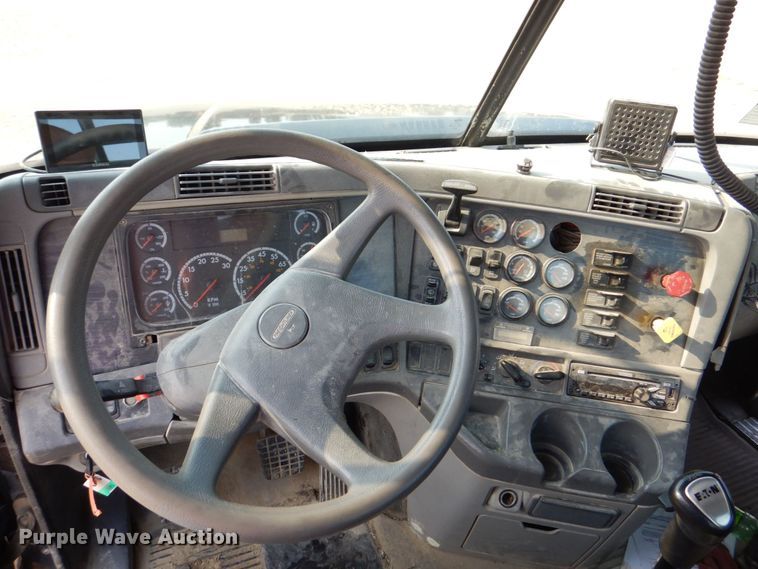 image for item DS8204 2006 Freightliner Columbia  semi truck