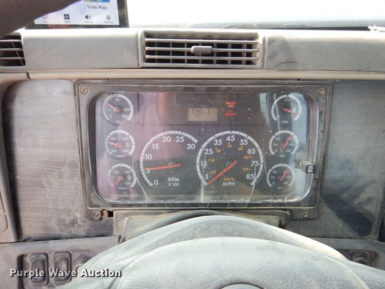 image for item DS8204 2006 Freightliner Columbia  semi truck