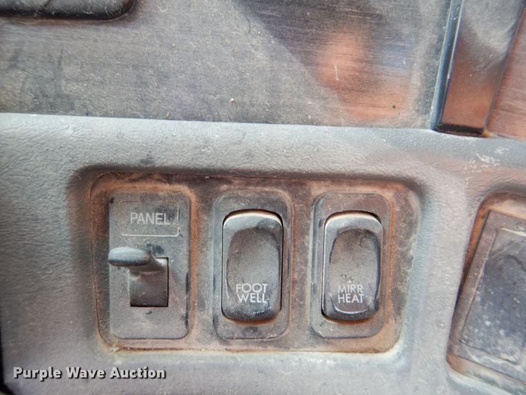 image for item DS8204 2006 Freightliner Columbia  semi truck