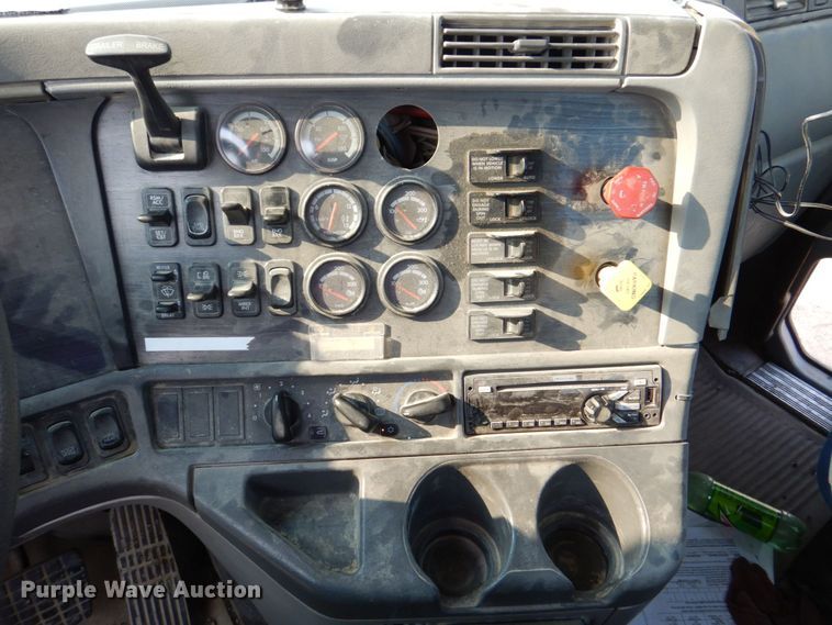 image for item DS8204 2006 Freightliner Columbia  semi truck