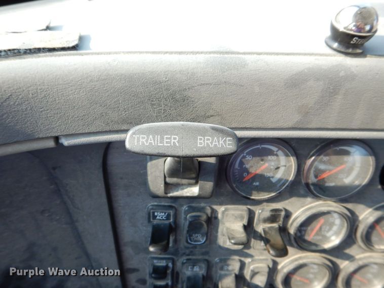 image for item DS8204 2006 Freightliner Columbia  semi truck