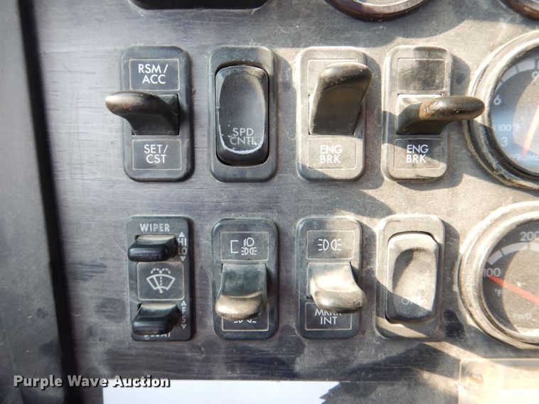 image for item DS8204 2006 Freightliner Columbia  semi truck