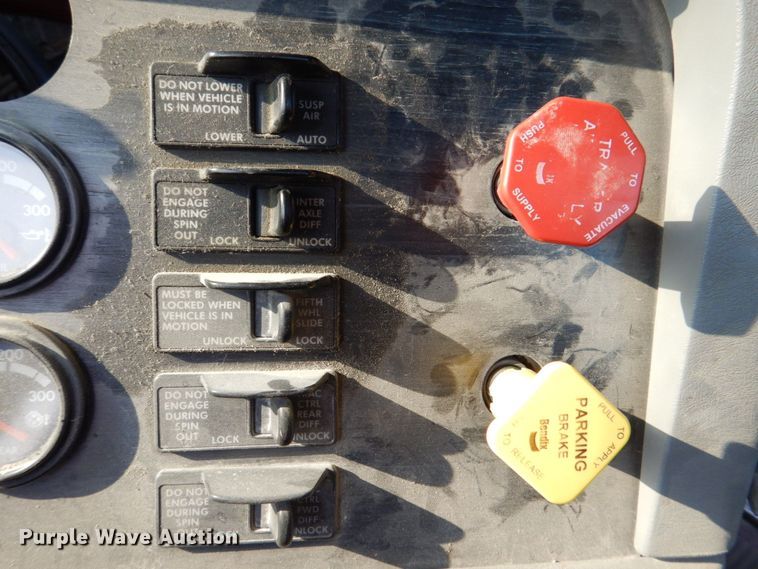 image for item DS8204 2006 Freightliner Columbia  semi truck