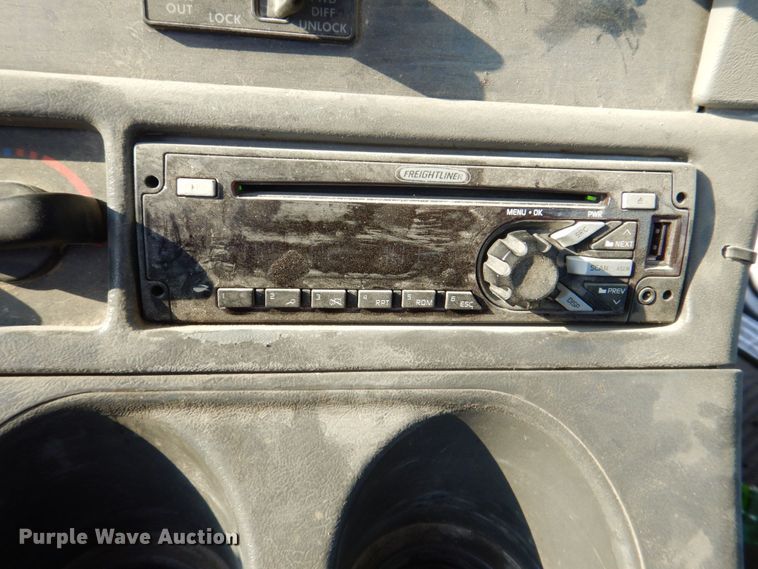 image for item DS8204 2006 Freightliner Columbia  semi truck