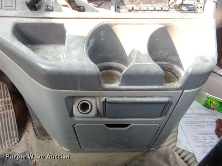 image for item DS8204 2006 Freightliner Columbia  semi truck