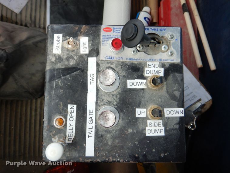 image for item DS8204 2006 Freightliner Columbia  semi truck