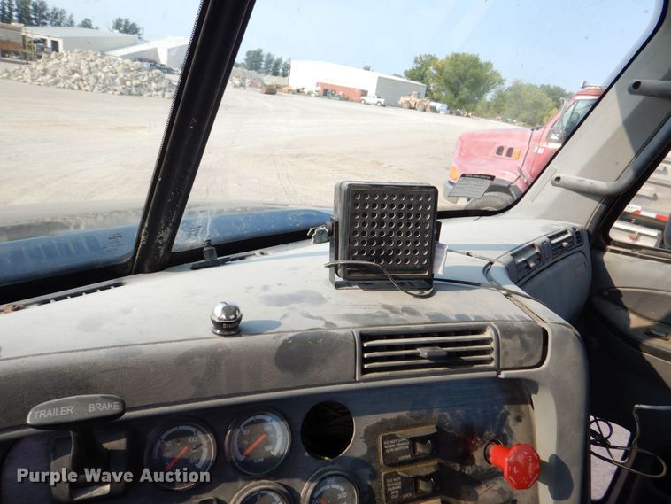 image for item DS8204 2006 Freightliner Columbia  semi truck