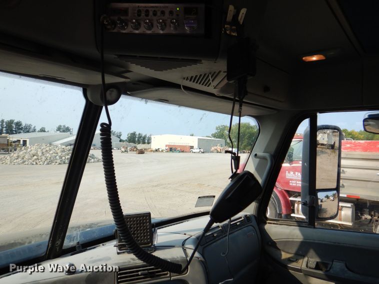 image for item DS8204 2006 Freightliner Columbia  semi truck