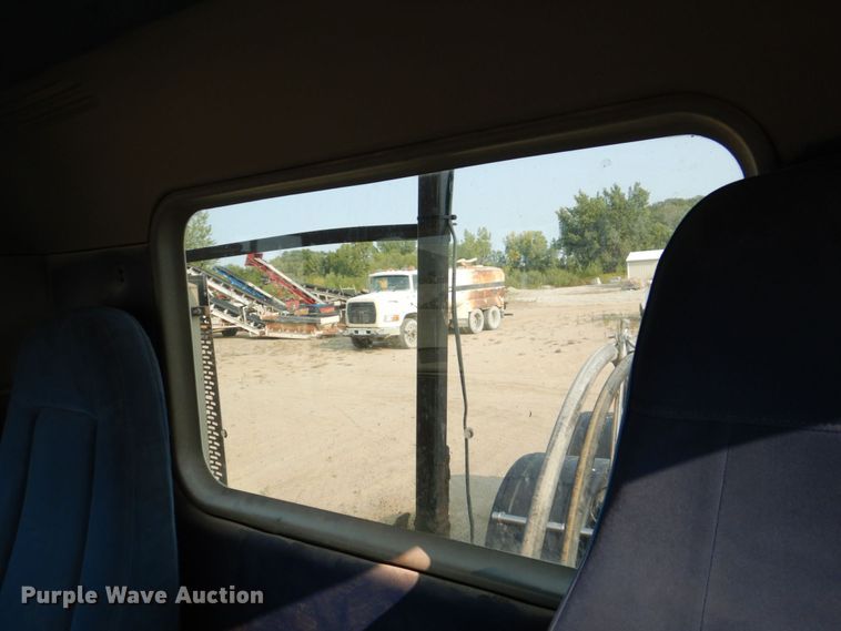 image for item DS8204 2006 Freightliner Columbia  semi truck