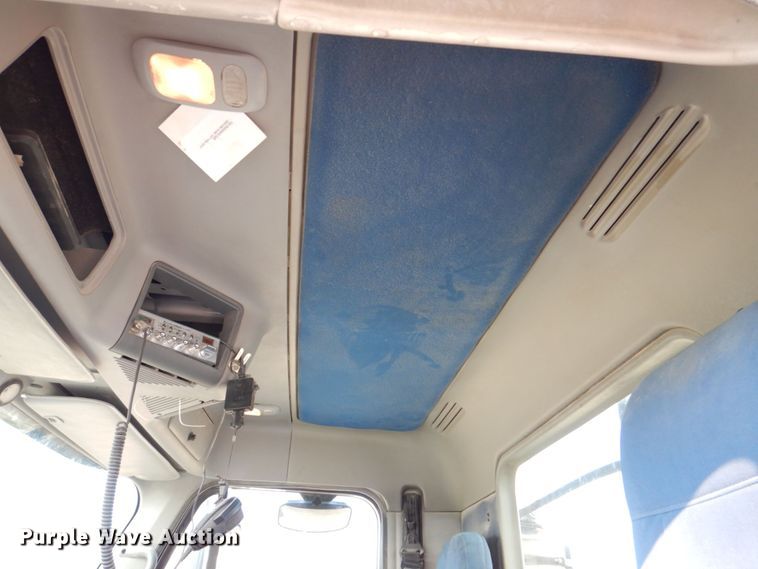 image for item DS8204 2006 Freightliner Columbia  semi truck