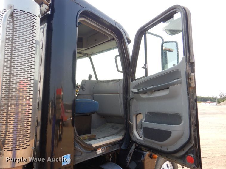 image for item DS8204 2006 Freightliner Columbia  semi truck