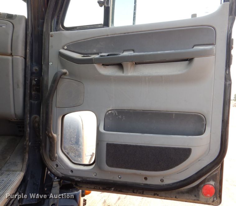 image for item DS8204 2006 Freightliner Columbia  semi truck