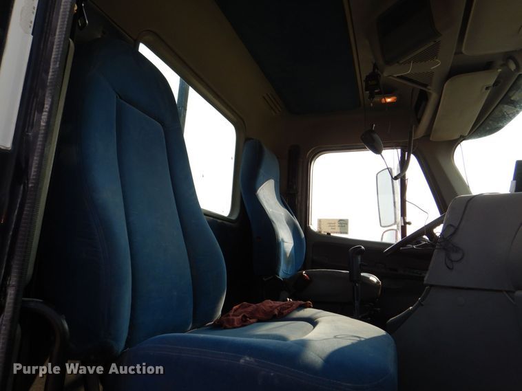 image for item DS8204 2006 Freightliner Columbia  semi truck