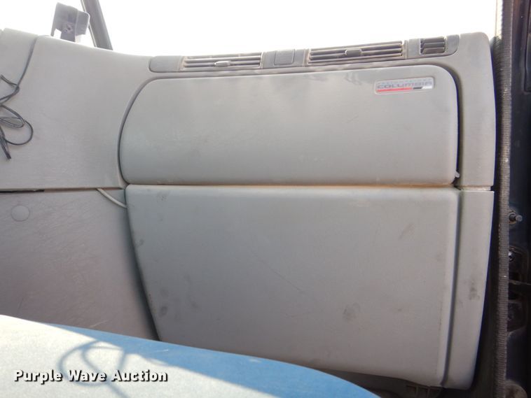 image for item DS8204 2006 Freightliner Columbia  semi truck