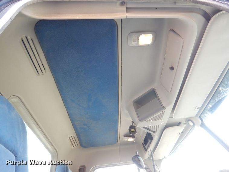 image for item DS8204 2006 Freightliner Columbia  semi truck